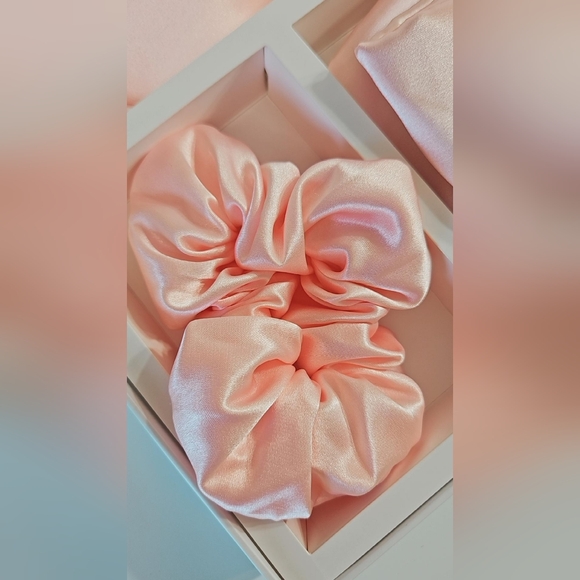 Luxury GIFT set 100% Silk Pillow Case, Sleeping Eye Mask, Scrunchies - Picture 9 of 13